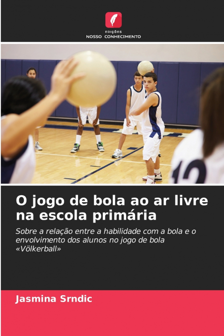 O jogo de bola ao ar livre na escola primária