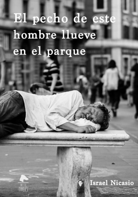 El pecho de este hombre llueve en el parque