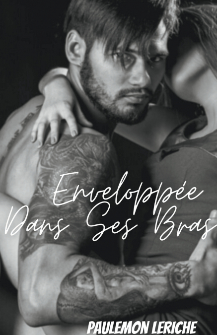 Enveloppée Dans Ses Bras